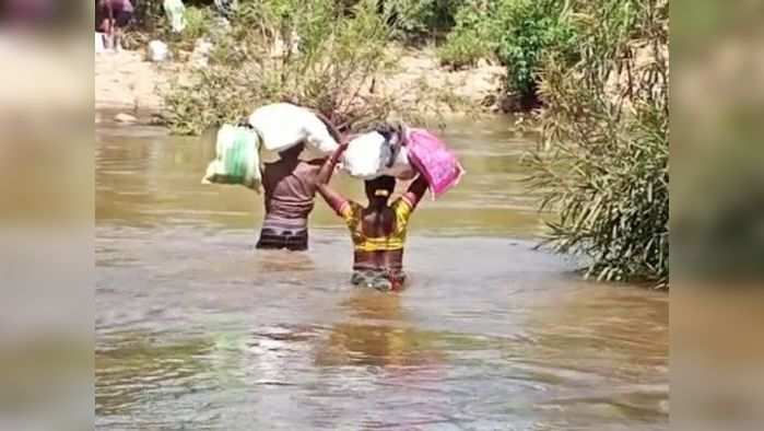 आदिवासी बांधवांचा कमरेभर पाण्यातून जीवघेणा प्रवास