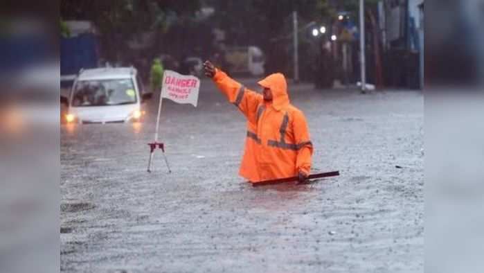 हवामान खात्याच्या (Meteorological Department) म्हणण्यानुसार येत्या २४ तासांत मुंबई व त्याच्या आसपासच्या भागात काही ठिकाणी हलका ते मध्यम पाऊस व मुसळधार पाऊस पडण्याची शक्यता आहे. अशा परिस्थितीत मुंबईची परिस्थिती आणखी बिकट होऊ शकेल.