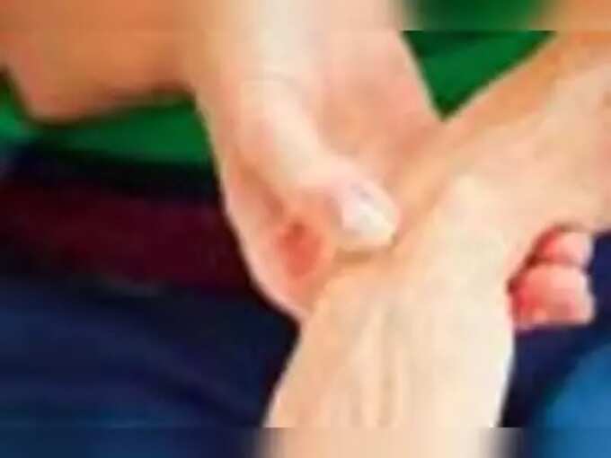 rheumatoid arthritis symptoms in tamil: Arthritis : எச்சரிக்கை, நடக்கும் போது வேலை செய்யும் போது மூட்டுகளில் சத்தம் வந்தால் அலட்சியம் வேண்டாம்! 5 samayam tamil Tamil News Spot