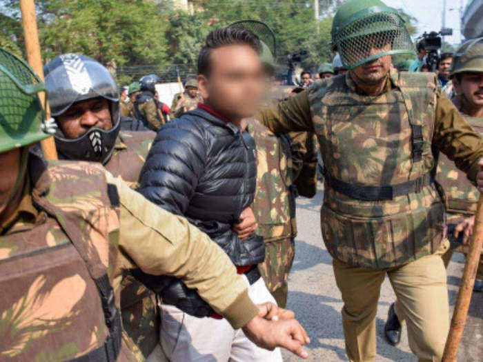 पुलिस हिरासत में गोपाल शर्मा (फाइल फोटो)