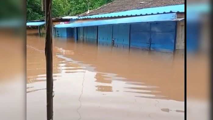 रत्नागिरीमध्ये सध्या मुसळधार पाऊस सुरू आहे. यामुळे अनेक नद्यांना पूर आला असून नजिकच्या सर्व गावांना सतर्कतेचा इशारा देण्यात आला आहे. 