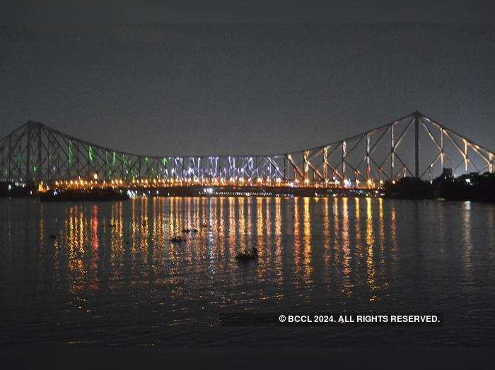 Howrah Bridge Olympic Light অল ম প ক র আল য উদ ভ স ত হ ওড ব র জ ক র ন শ দ শ র অ য থল টদ র Howrah Bridge Is Illuminated With Olympic Colors Eisamay