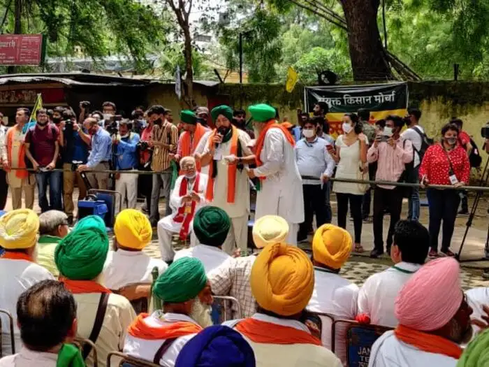 Delhi Kisan Andolan LIVE Updates: At Kisan Sansad, Rakesh Tikait Warns Govt  - दिल्‍ली किसान आंदोलन लाइव: जंतर मंतर पर जुटे 200 किसान, राकेश‍ टिकैत  बोले- गांव में आना, कर देंगे ...