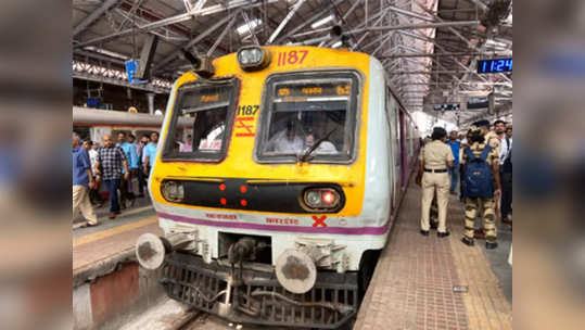 local rain starts in mumbai : दिलासा! तब्बल २३ तासांनंतर मुंबईत लोकल सुरू; सीएसएमटी ते कसारा लोकल धावली