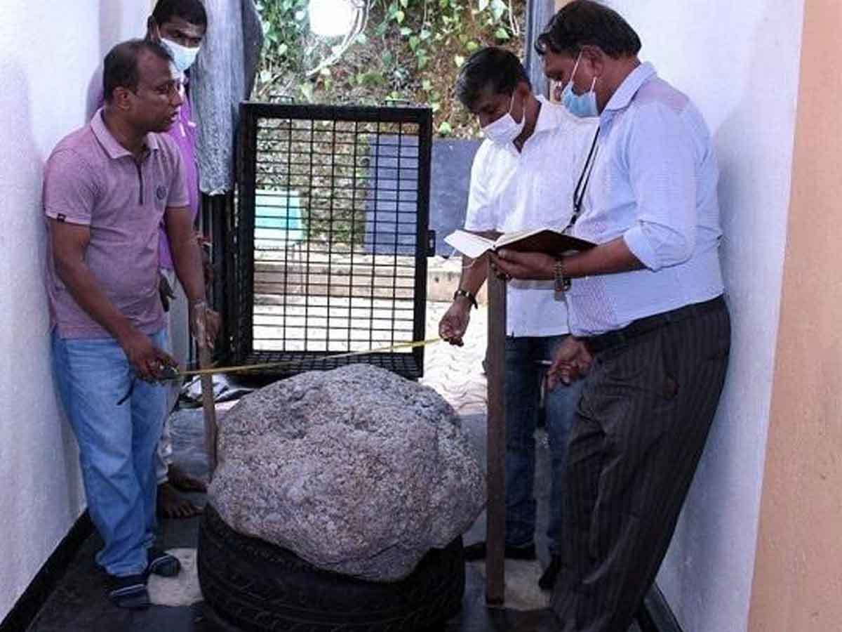 World Largest Sapphire Cluster Price: Sri Lanka World Largest Sapphire  Cluster Accidentally Found In A Backyard - श्रीलंका में घर के अंदर कुआं खोद  रहा था शख्‍स, हाथ लगा 7.43 अरब रुपये