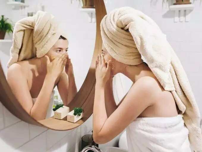 step by step facial tips at home in tamil: Facial at Home : ஸ்பா ஃபேஷியல் வீட்டிலேயே செய்யலாம், ஸ்டெப் -பை- ஸ்டெப், செம அழகா இருப்பீங்க! 3 samayam tamil Tamil News Spot