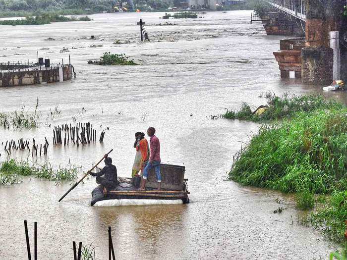 yamuna water level breaches dnger mark in delhi: delhi may face flood  situation as yamuna water level breaches danger mark evacuation begins :  दिल्ली पर मंडरा रहा बाढ़ का खतरा यमुना &#39;खतरे
