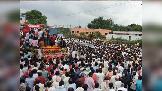 हजारो कष्टकऱ्यांच्या उपस्थितीत माजी आमदार गणपतराव देशमुख यांच्यावर अंत्यसंस्कार