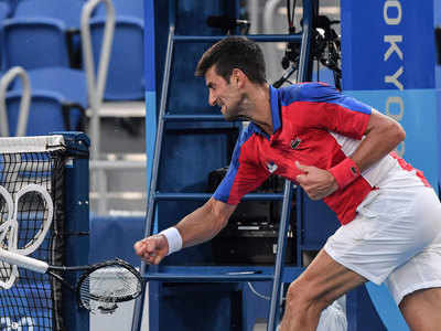 Novak Djokovic Video Viral: नोवाक जोकोविच हारने लगे मैच तो खो बैठे आपा, कोर्ट में ही तोड़ा रैकेट, हो रही आलोचना 