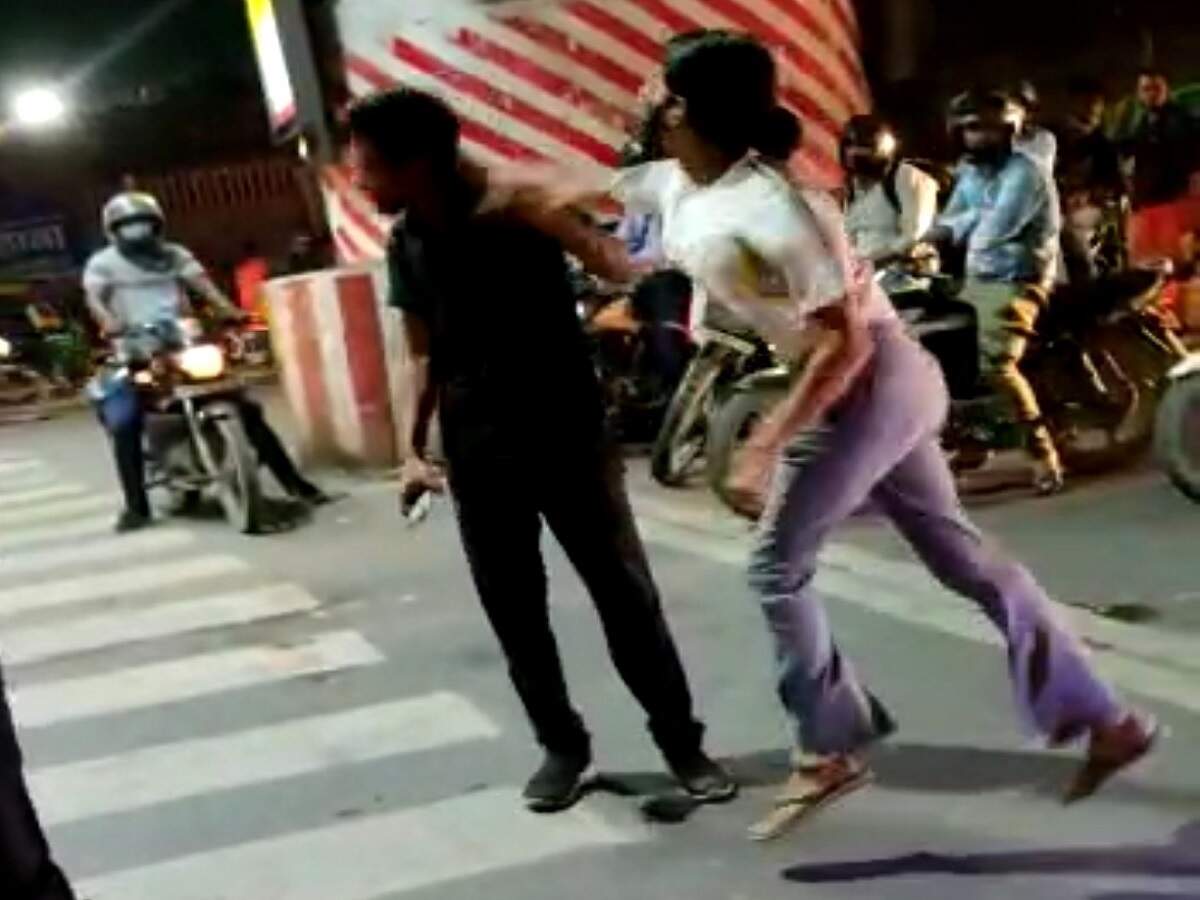 Lucknow girl news: The girl who beat up the taxi driver at the crossroads  was booked for robbery, action after the video went viral – PressWire18