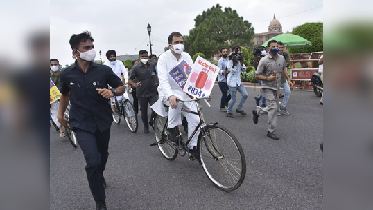 विरोधी पक्षांच्या 'ब्रेकफास्ट मिटिंग'नंतर राहुल गांधी सायकलवर संसदेत