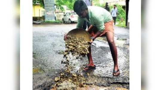 यंत्रणा बेफिकिर; हद्दबाह्य खड्डे बुजवण्यास पालिकेचा नकार