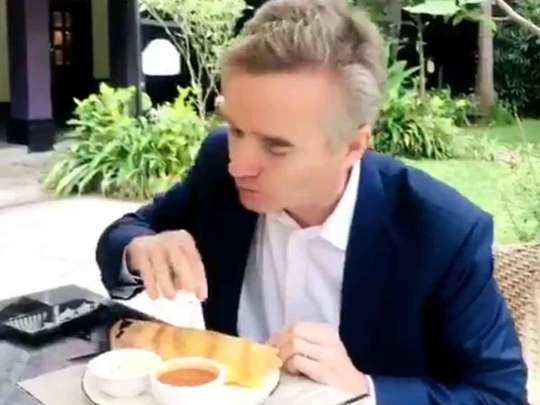 हाथ से डोसा खाने का जो मजा वह कांटे-छुरी से कहां, खुद का वीडियो शेयर कर बोले ब्रिटिश हाई कमिश्नर- एकदम मस्त 