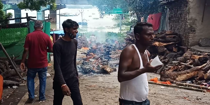 प्रयागराज में बाढ़ का कहर, श्मशान घाटों पर भरा पानी, सड़कों पर अंतिम संस्कार करने मजबूर लोग प्रयागराज में बाढ़ का कहर, श्मशान घाटों पर भरा पानी, सड़कों पर अंतिम संस्कार करने मजबूर लोग