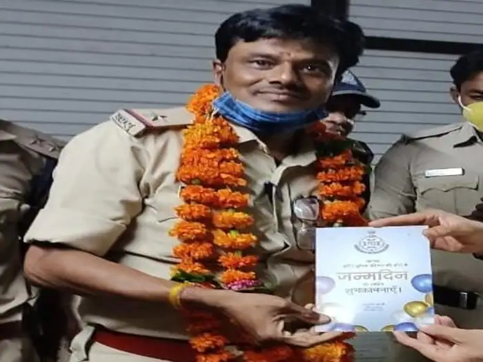 asi ajay singh kushwaha death news: Indore mein Zeharili Sharab ne li ASI  ki jaan? Achanak hui maut par uth rahe sawal:इंदौर में जहरीली शराब ने ली  एएसआई की जान? अचानक हुई