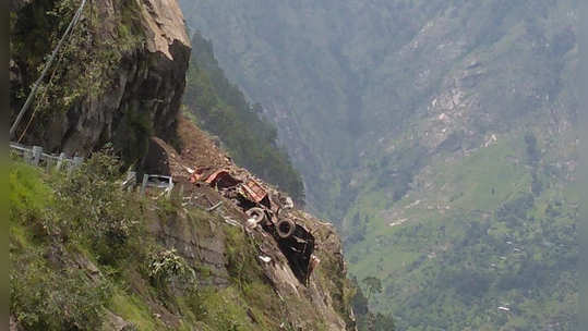 landslide : हिमाचलमध्ये भूस्खलन; भीषण दुर्घटनेत २ मृत्यू, ढिगाऱ्याखाली ५० हून अधिक जण अडकल्याची भीती