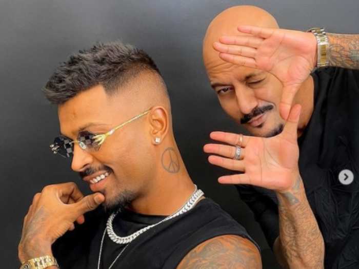 hardik pandya flaunts new hairstyle: watch hardik pandya new hairstyle, how natasa stankovic reacts, thanked hairstylist aalim hakim: हार्दिक पंड्या ने IPL 2021 से पहले बदला अपना हेयरस्टाइल, जानें पत्नी ...