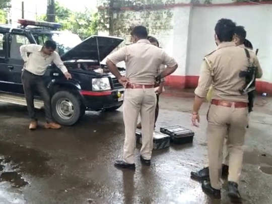 Pilibhit News: पीलीभीत में पुलिस टीम पर गो तस्करों ने की अंधाधुंध फायरिंग, मौके से भाग निकले 
