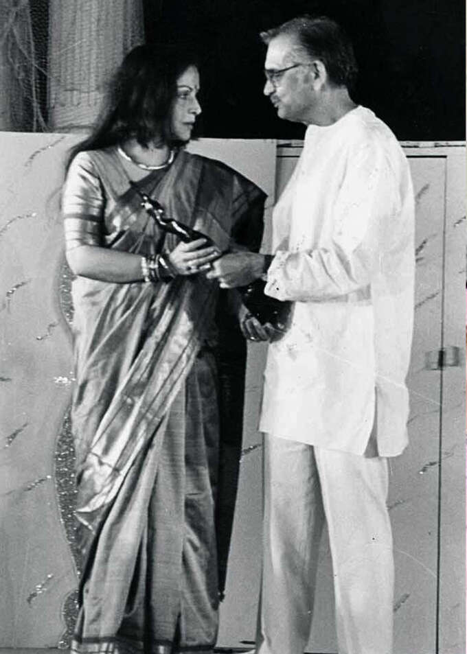 Filmfare Award moment with Gulzar Filmfare Award moment with Gulzar