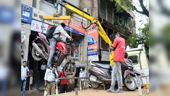 बाइकस्वार बसलेला असतानाच बाइक उचलली.