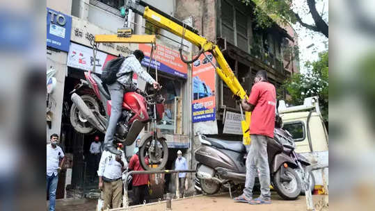 Towed Bike With Rider: पुण्यात वाहतूक पोलिसांनी बाइकस्वारासह उचलली बाइक!; आता म्हणतात...