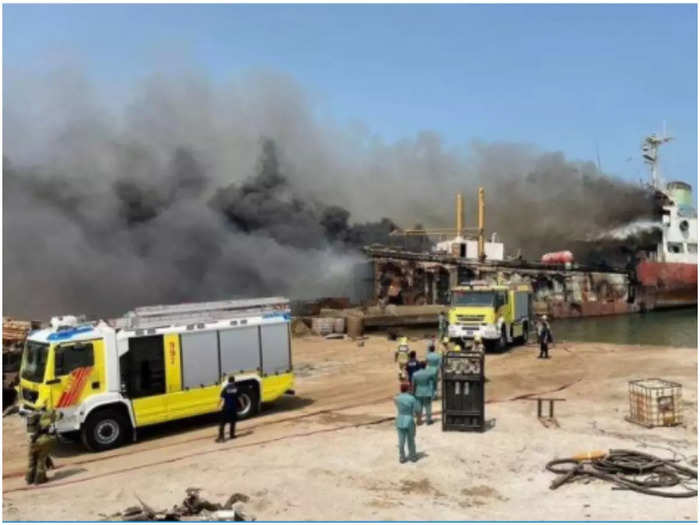 Firefighters put out massive fire on boat