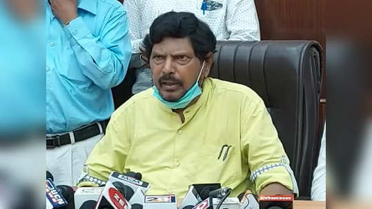 ramdas athawale on arrest of rane:  'शिवसेनेचीच आहे राणेंची भाषा, महाविकास आघाडीच्या लोकांनी मारत बसा माशा'