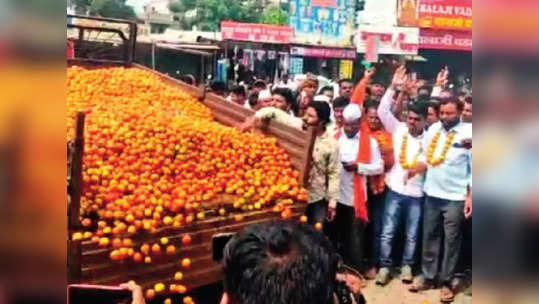 रस्त्यावर फेकले टोमॅटो