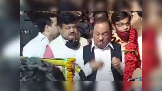 electrick shock to narayan rane: जन आशीर्वाद यात्रेत नारायण राणे यांना लागला विजेचा शॉक; धक्क्यांनंतर राणेंनी झटकला हात