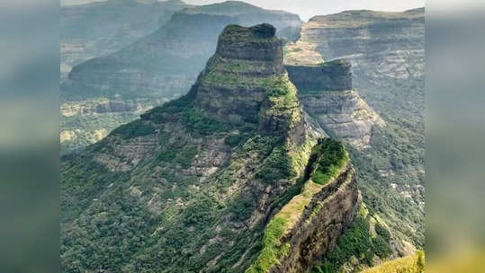 नाशिकः कुलंग किल्ल्यावर १३ जण अडकले; बचावकार्य सुरू