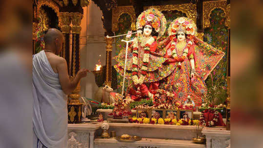 ब्रजभूमीचे अनोखे मंदिर, येथे श्रीकृष्णाचा जन्मसोहळा दिवसा साजरा करतात, काडेपेटी शिवाय पेटतो दिवा ! 