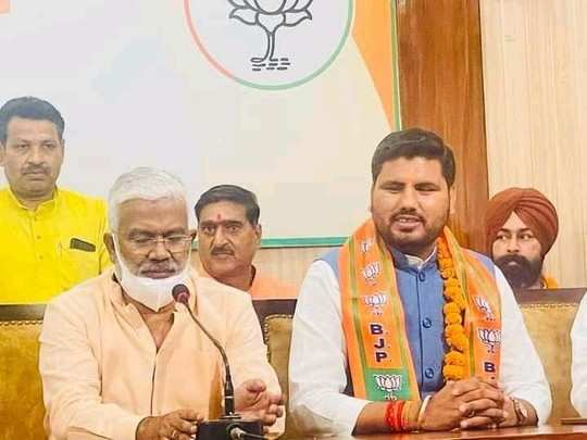 स्वतंत्र देव सिंह की मौजूदगी में मुंगराबादशाहपुर सीट से 2017 में कांग्रेस प्रत्याशी रहे अजय शंकर दुबे BJP में शामिल 