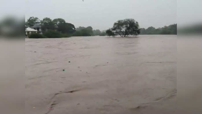 जळगावात अनेक नद्यांना पूर