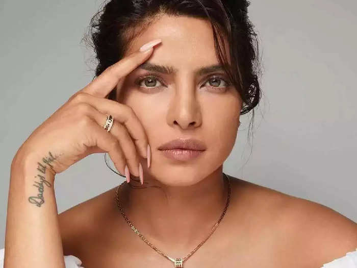 priyanka chopra mangalsutra: priyanka chopra bvlgari mangalsutra is elegant  and chic - शादी के 2 साल बाद प्रियंका चोपड़ा के गले में नजर नया मंगलसूत्र,  हीरा-काले मोती और सोने को ...