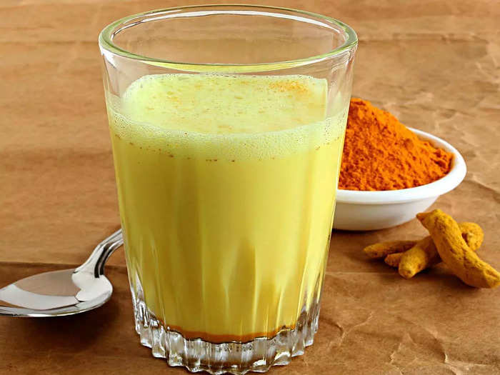 here how you should make turmeric milk: here how you should make turmeric  milk or haldi wala doodh by celeb nutritionist munmun ganeriwal - Turmeric  milk: सिलेब्रिटी न्यूट्रिशनिस्ट ने बताया हल्‍दी वाला