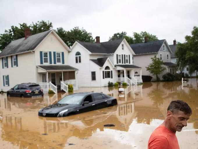 Flash flooding in New York: Car in flood... navbharat times
