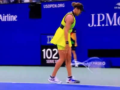 US Open: महिला टेनिस स्टार नाओमी ओसाका को लाइव मैच में आया गुस्सा, पटक-पटककर तोड़ा रैकेट 