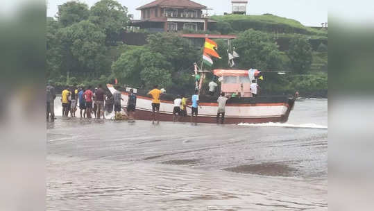 मोठी बातमी! रत्नागिरीत आंजर्ले समुद्रामध्ये बोट बुडाली