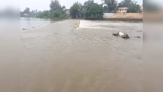 जळगावमध्ये नदीच्या पुरात तरुण बेपत्ता; अनेकांचे संसार उद्ध्वस्त