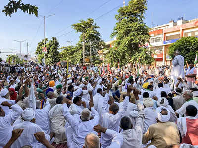 Farmers protest in Karnal: करनाल में सिंघु और टिकरी बॉर्डर जैसा नजारा, सैकड़ों किसान डटे, इंटरनेट सेवाएं तीसरे दिन भी बंद 