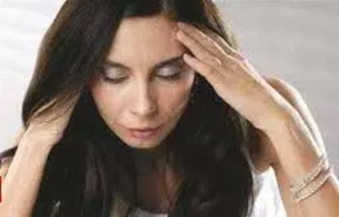 how to treat hairloss during menopause: பெண்கள்: 40 வயசுக்கு மேல முடி கொட்டுமே, இதை செய்தீங்கன்னா கட்டுப்படுத்தலாம்! 5 samayam tamil Tamil News Spot