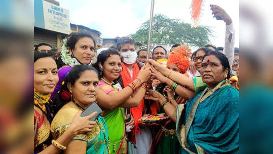 'रोहित पवार हे त्यांच्या आजोबांचंही ऐकत नाहीत'