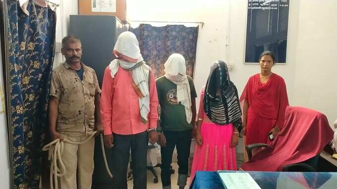 Aurangabad News: 97 किलो डोडा चूर्ण के साथ 3 तस्कर गिरफ्तार, एक महिला भी शामिल, फिल्मी अंदाज में पुलिस ने की कार्रवाई Aurangabad News: 97 किलो डोडा चूर्ण के साथ 3 तस्कर गिरफ्तार, एक महिला भी शामिल, फिल्मी अंदाज में पुलिस ने की कार्रवाई