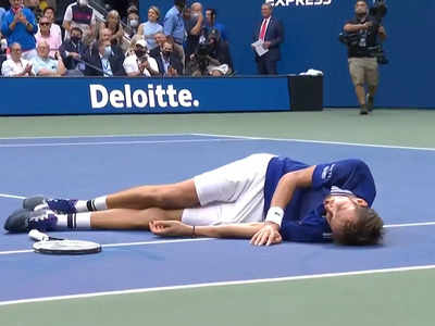 US Open Final: जब नोवाक जोकोविच से हिसाब चुकता करने के बाद कोर्ट पर थक कर लेट गए डेनिल मेदवेदेव 