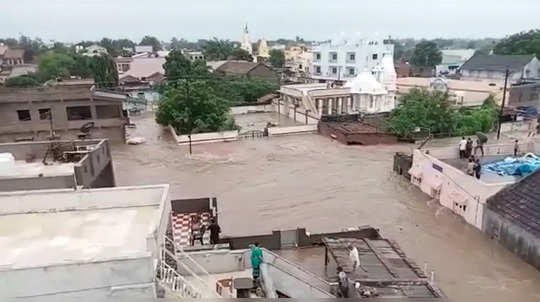 gujarat flood : मुसळधार पावसाने झोडपलं; गुजरातच्या राजकोट, जामनगर जिल्ह्यांमध्ये पूरस्थिती