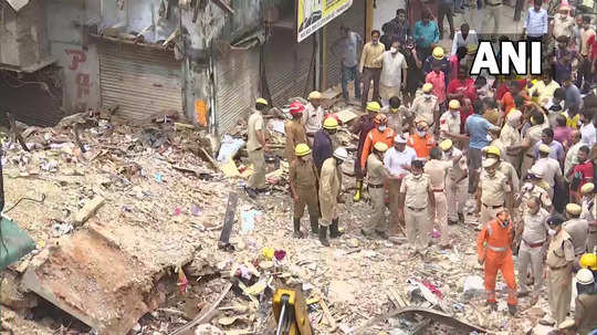 building collapsed : सब्जी मंडी भागात इमारत कोसळली, अनेक जण ढिगाऱ्याखाली अडकल्याची भीती