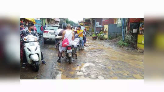 खड्ड्यांतून रस्ता शोधण्याची वेळ