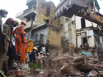Sabji Mandi Building Collapse: कुत्तों को दूध पिला रहे थे बच्चे, अगले ही पल बिल्डिंग गिरी और मां की आंखों के सामने ही मलबे में गुम हो गए बच्चे 