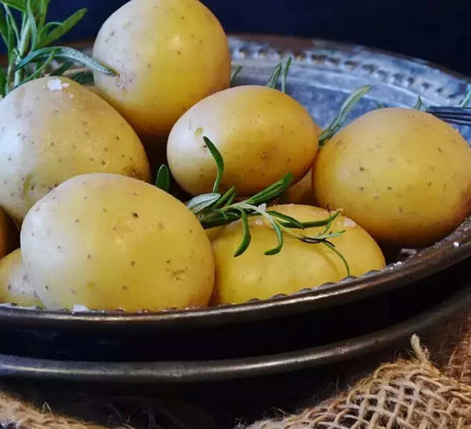 soaking potatoes in water before cooking: உருளைக்கிழங்கு சமைக்கிறதுக்கு முன்னாடி ஏன் 30 நிமிஷங்கள் தண்ணீரில் ஊறவைக்கணும் தெரியுமா? 5 samayam tamil Tamil News Spot
