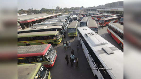 Kiss in Bus : फिल्मी स्टाइलमध्ये 'त्याने' बसमधील विद्यार्थीनीला केला किस; आता आला ट्विस्ट